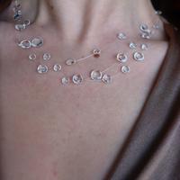 Collana con gocce di resina brillanti cristalli