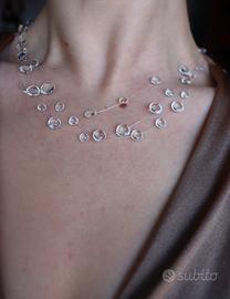 Collana con gocce di resina brillanti cristalli