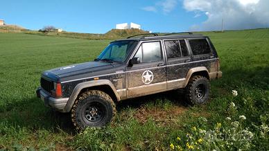 Jeep Cherokee XJ 2.5 con gancio traino TRENTENNALE