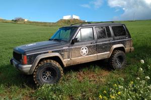 Jeep Cherokee XJ 2.5 con gancio traino TRENTENNALE