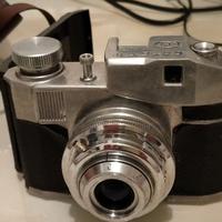 Macchina fotografica vintage anni 70 con pellicola