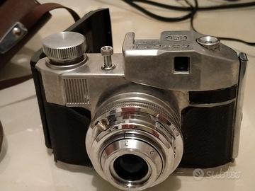 Macchina fotografica vintage anni 70 con pellicola