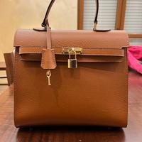 Borsa modello kelly in vera pelle.