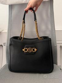 Borsa GUESS nera con catena oro