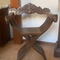 Seggiola con teste di leone