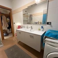 Mobile bagno con rubinetto e specchio