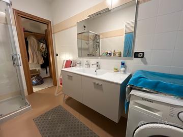 Mobile bagno con rubinetto e specchio