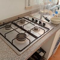 Piccola cucina con frigo