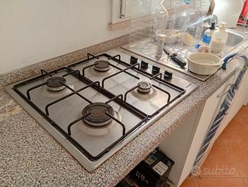 Piccola cucina con frigo