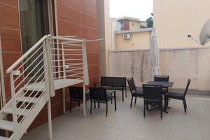 Indipendente arredato+terrazzo+garage+cantina