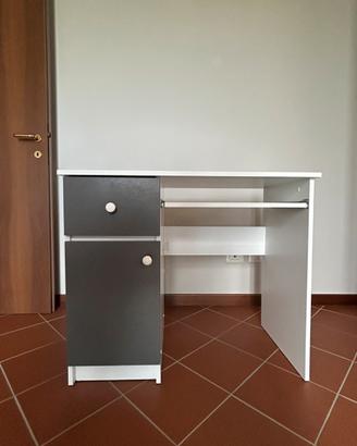 Scrivania bianca e grigia