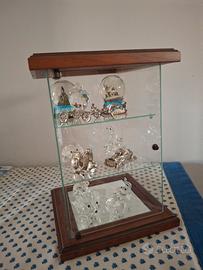 mini vetrinetta con oggetti da esposizione