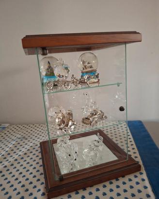 mini vetrinetta con oggetti da esposizione
