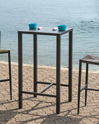 Tavolo Iseo con due sgabelli Milano