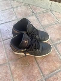 Nike Air Jordan 1 colorazione oro/nero