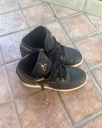 Nike Air Jordan 1 colorazione oro/nero