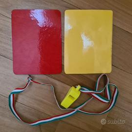 Cartellini e fischietto arbitro
