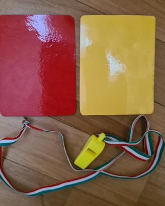 Cartellini rosso e giallo e fischietto arbitro