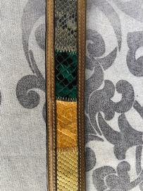 Cintura in pelle chiara di vari colori con pitone