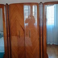 Armadio in radica ante a specchio