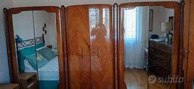 Armadio in radica ante a specchio