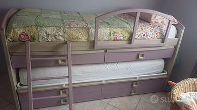 letto a castello con scrivanie e cassetti