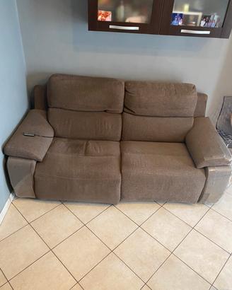 DIVANO due posti con sceslong(una parte)