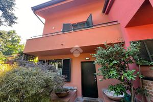 VILLA A SCHIERA A CORREZZANA