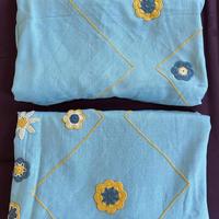 Copriletto con dettagli all’uncinetto