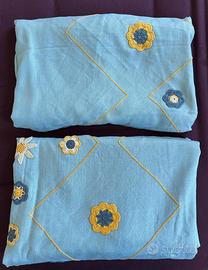 Copriletto con dettagli all’uncinetto