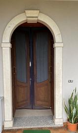 Cornice porta esterna , in pietra di Vicenza