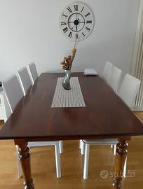 Elegante Tavolo in legno con gambe tornite