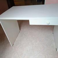 Scrivania bianca con cassetto 