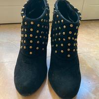 Stivaletti donna con borchie dorate