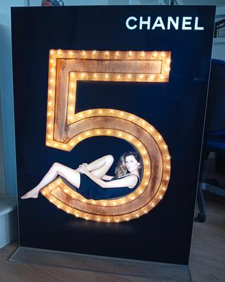 chanel n'5 totem espositore illuminato Rimini