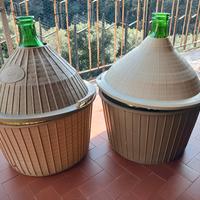 Due damigiane da 54 lt ciascuna.