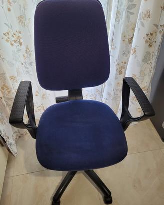 sedia ufficio  con ruote  blu 