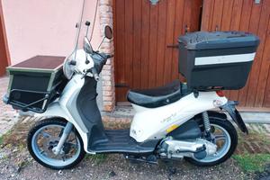 liberty 125 4T allestimento poste