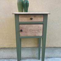Comodino vintage restaurato in stile nordico.