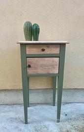 Comodino vintage restaurato in stile nordico.