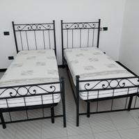 Letto singolo in ferro con materasso