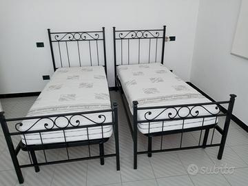 Letto singolo in ferro con materasso