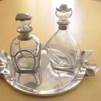 Vassoio con bottiglie