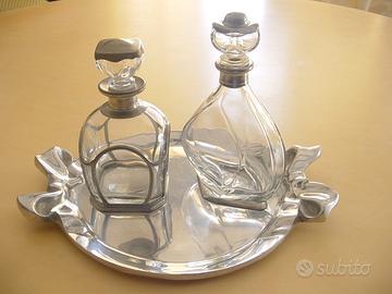 Vassoio con bottiglie