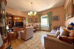 AMPIO PENTALOCALE CON CANTINA E POSTO AUTO