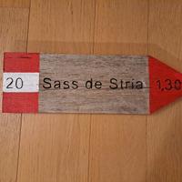 Segnale CAI per il Sass de Stria in legno vecchio