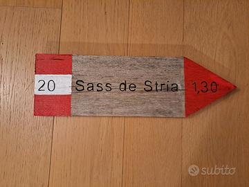Segnale CAI per il Sass de Stria in legno vecchio