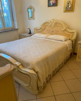 Camera da letto matrimoniale perfetta, in legno ma