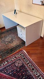 Scrivania con 3 cassetti