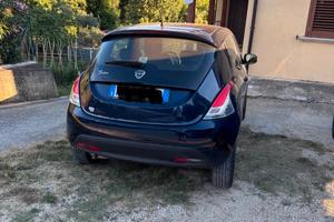 Lancia Ypsilon elefantino blu